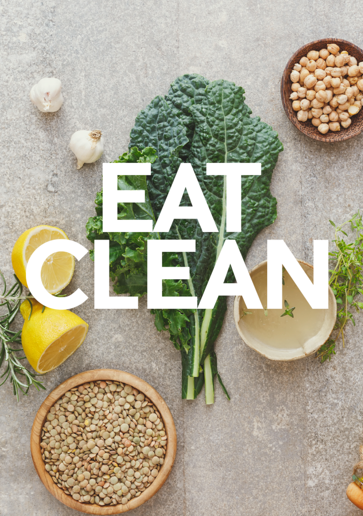 kale surrounded by 1 bowl of chickpeas, 1 bowl of balsamic vinegar, 1 bowl of French lentils, 2 half lemon, rosemary leaves, and 2 garlic. 